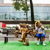 Banco de bronze em homenagem aos 90 anos de Mauricio de Sousa na Avenida Paulista — Foto: Sergio Barzaghi/PrefSP