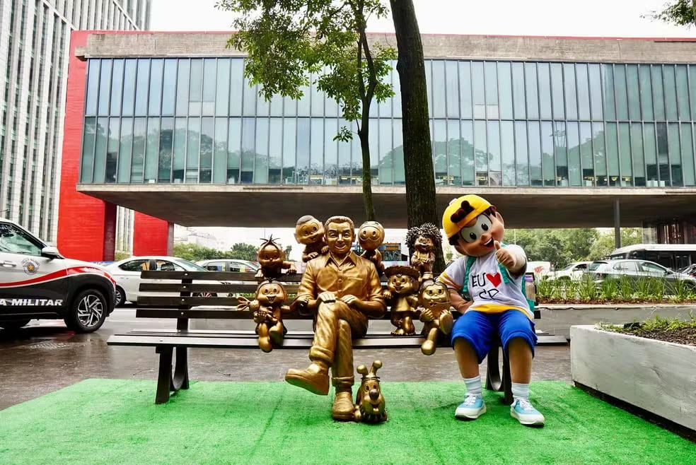 Banco de bronze em homenagem aos 90 anos de Mauricio de Sousa na Avenida Paulista — Foto: Sergio Barzaghi/PrefSP